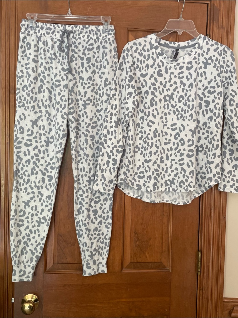 Jaclyn Intimates Gray Leopard Print Pajama Long Sleeve Top & Jogger Pants Size S